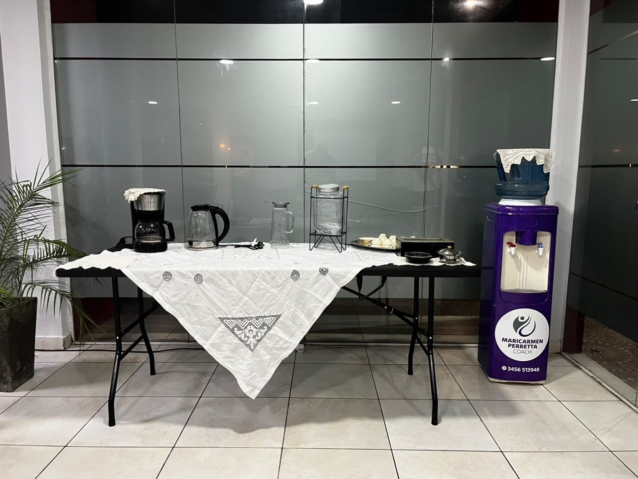 Detalle del servicio de agua y coffee break en la mesa
