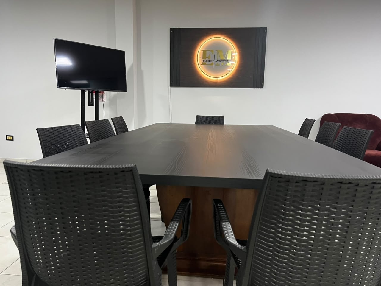 Disposición de cuadernos y materiales en la mesa de Espacio Mocoretá