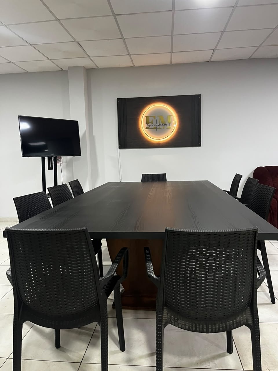 Mesa principal para reuniones de trabajo y talleres
