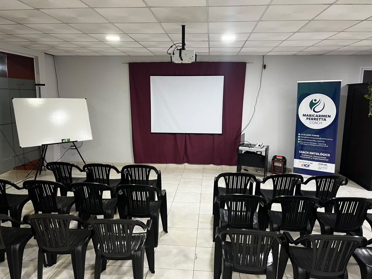 Perspectiva amplia de la sala de reuniones con pantalla