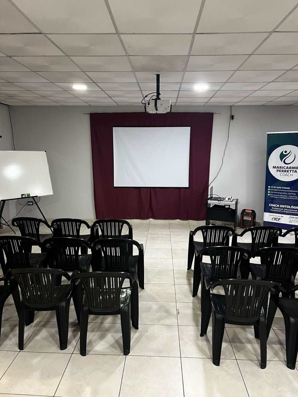 Sala de conferencias equipada con pantalla y sillas confortables